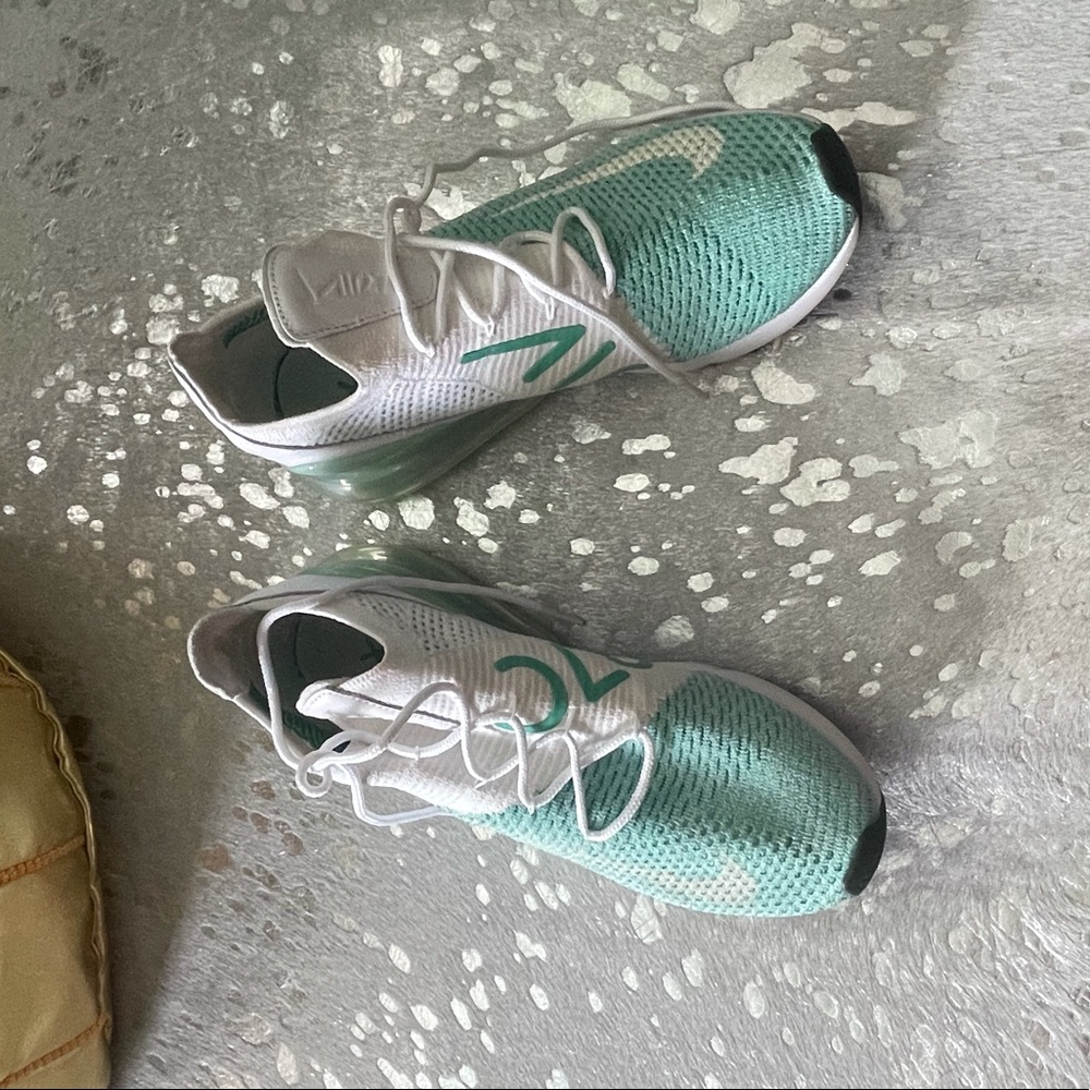 EUC Nike women’s sneakers